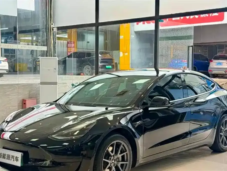 Tesla Model 3 — фото 1