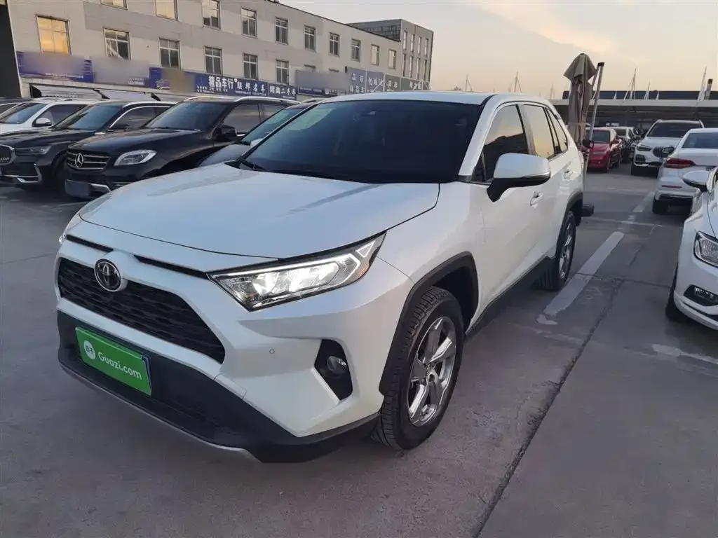 Toyota RAV4 — фото 1