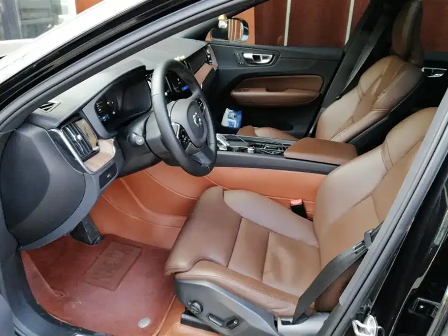 Volvo XC60 — фото 10