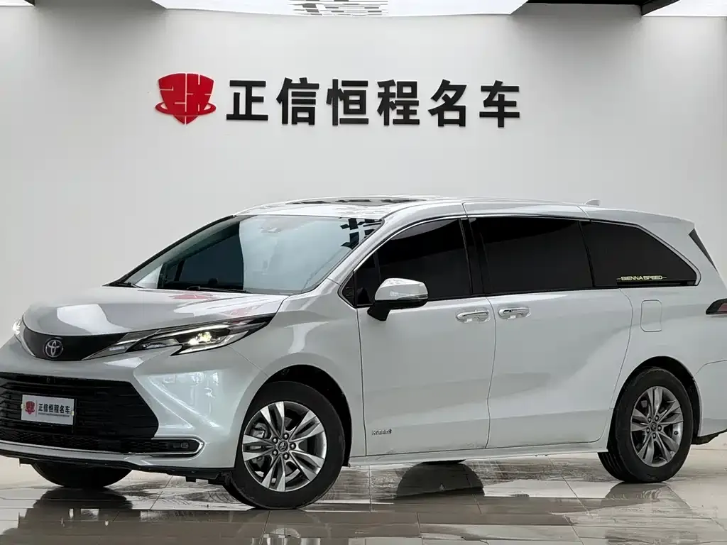 Toyota Sienna — фото 1