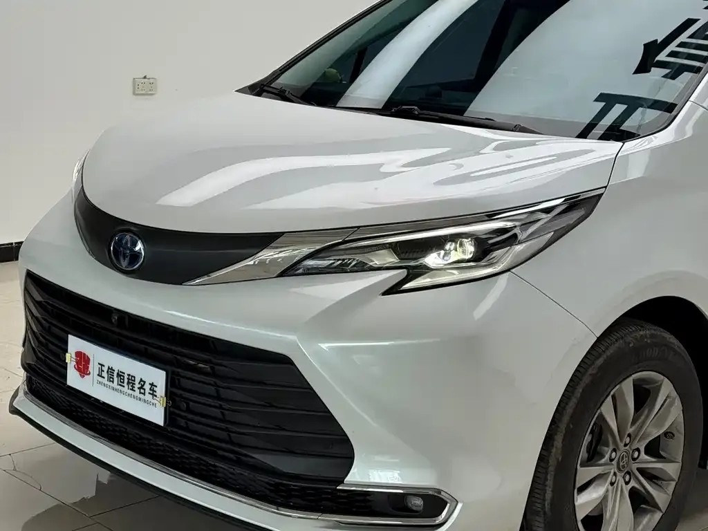 Toyota Sienna — фото 5