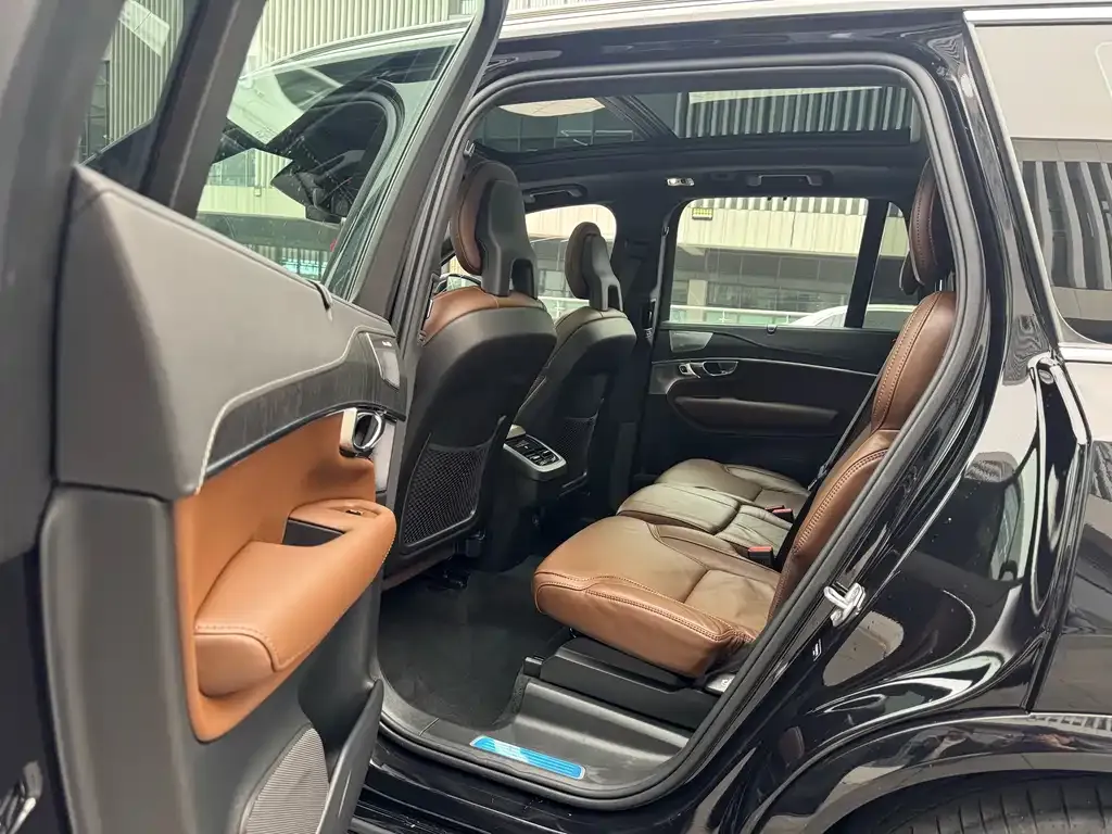 Volvo XC90 — фото 9