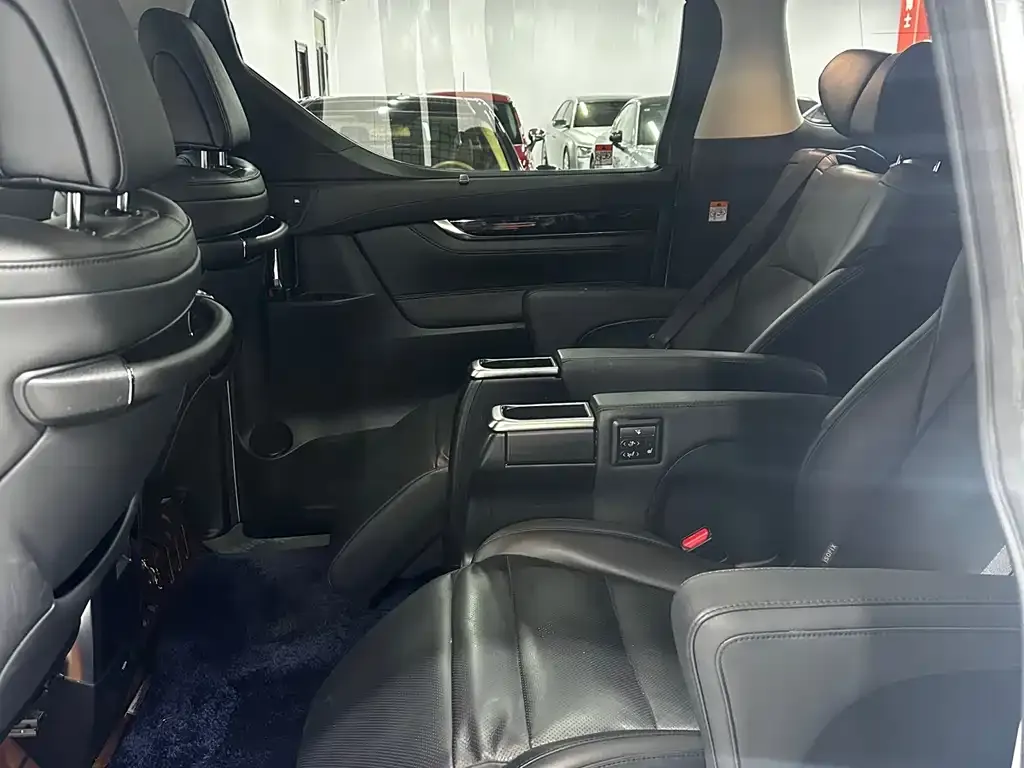 Toyota Vellfire — фото 2