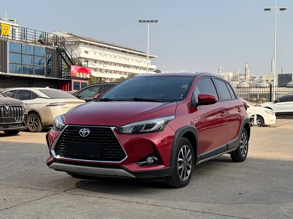 Toyota Yaris L — фото 1
