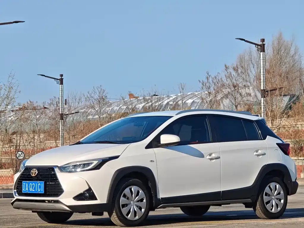 Toyota Yaris L — фото 1