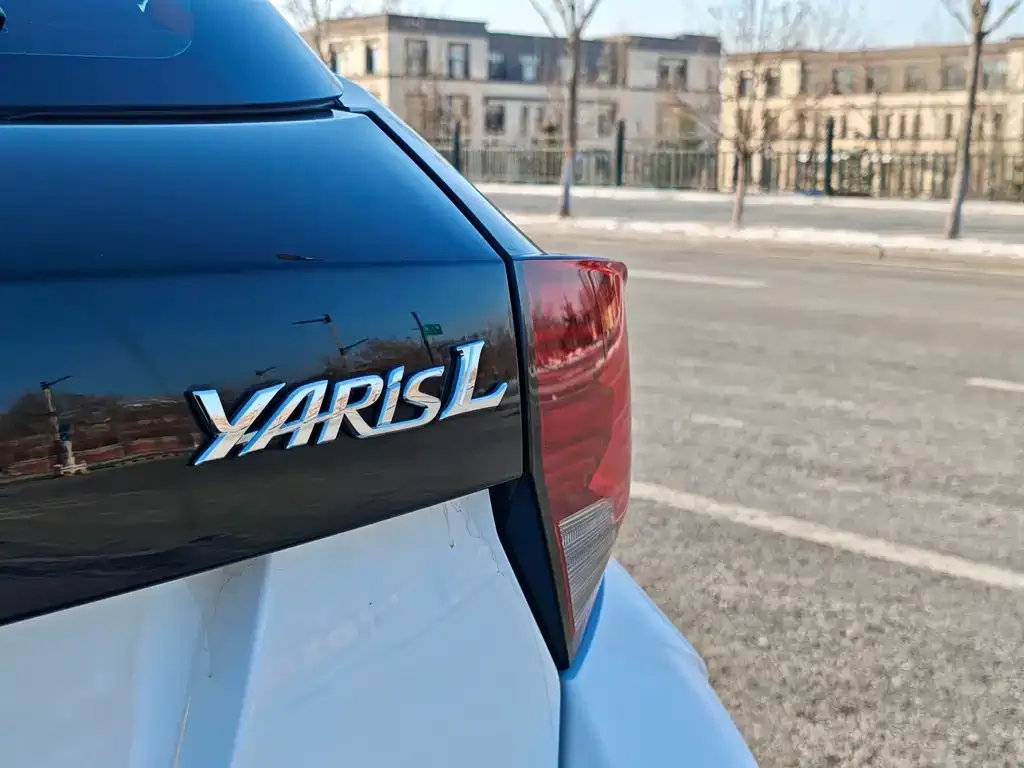 Toyota Yaris L — фото 5