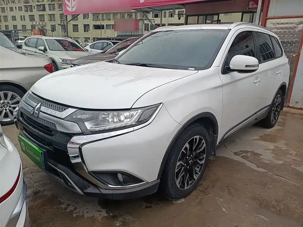 Mitsubishi Outlander — фото 1