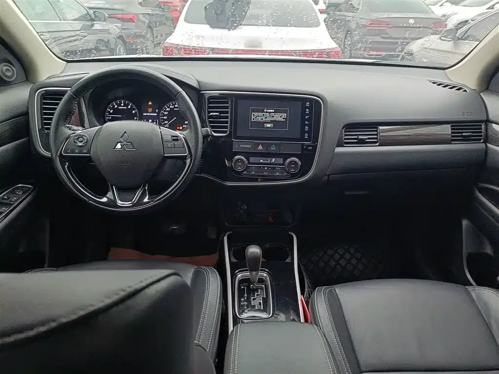 Mitsubishi Outlander — фото 10