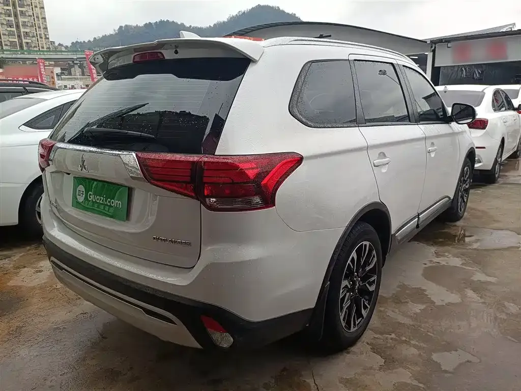 Mitsubishi Outlander — фото 7