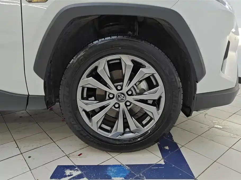 Toyota RAV4 — фото 8
