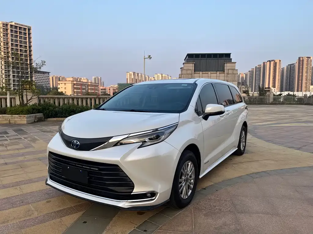 Toyota Sienna — фото 1