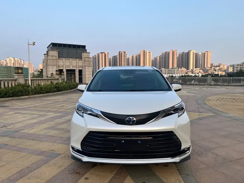 Toyota Sienna — фото 2