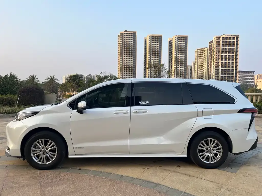 Toyota Sienna — фото 9