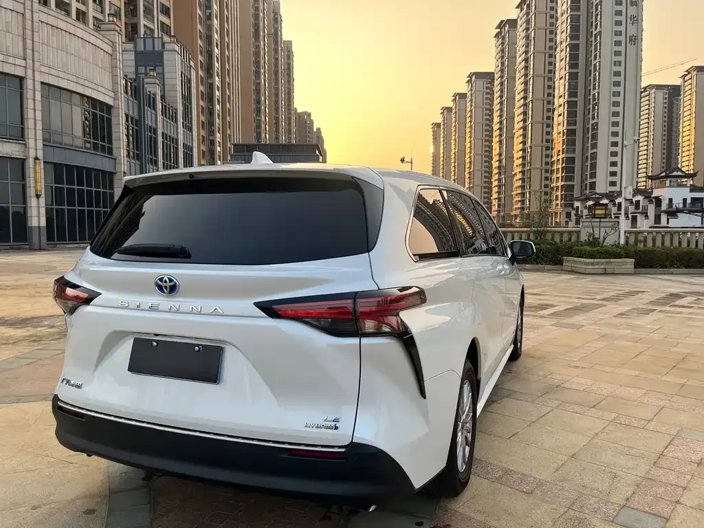 Toyota Sienna — фото 7