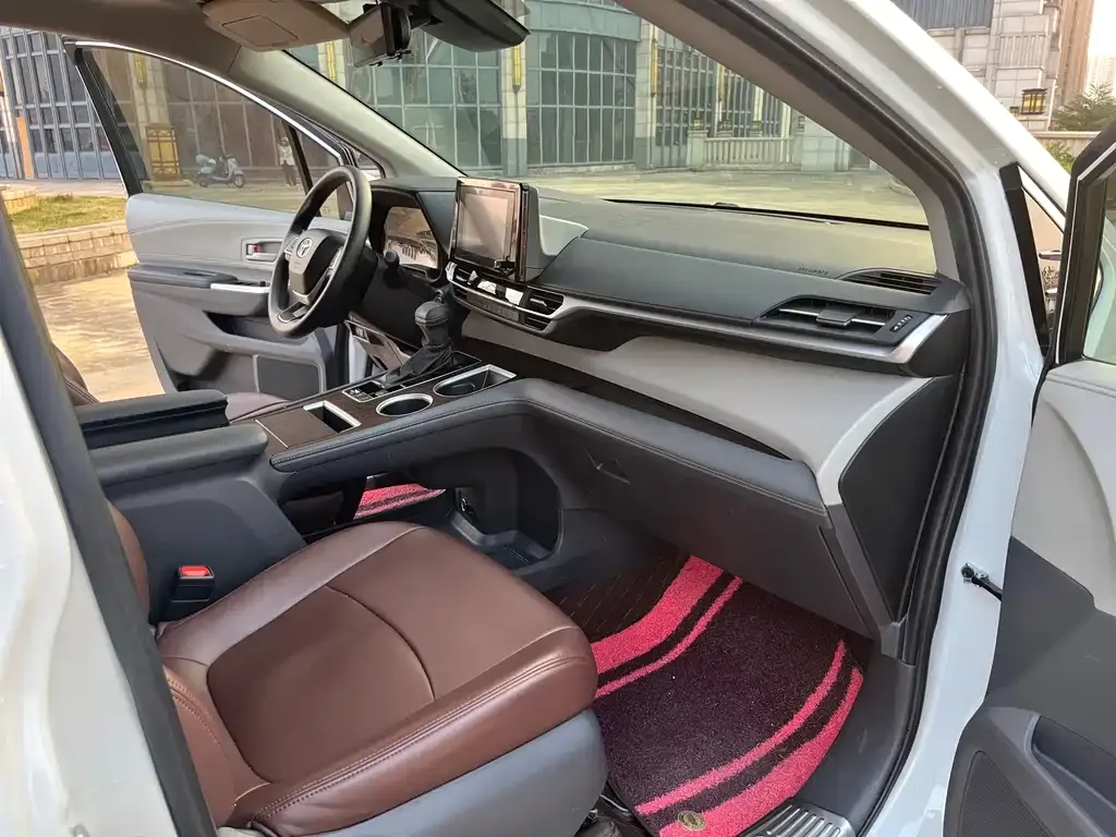 Toyota Sienna — фото 4