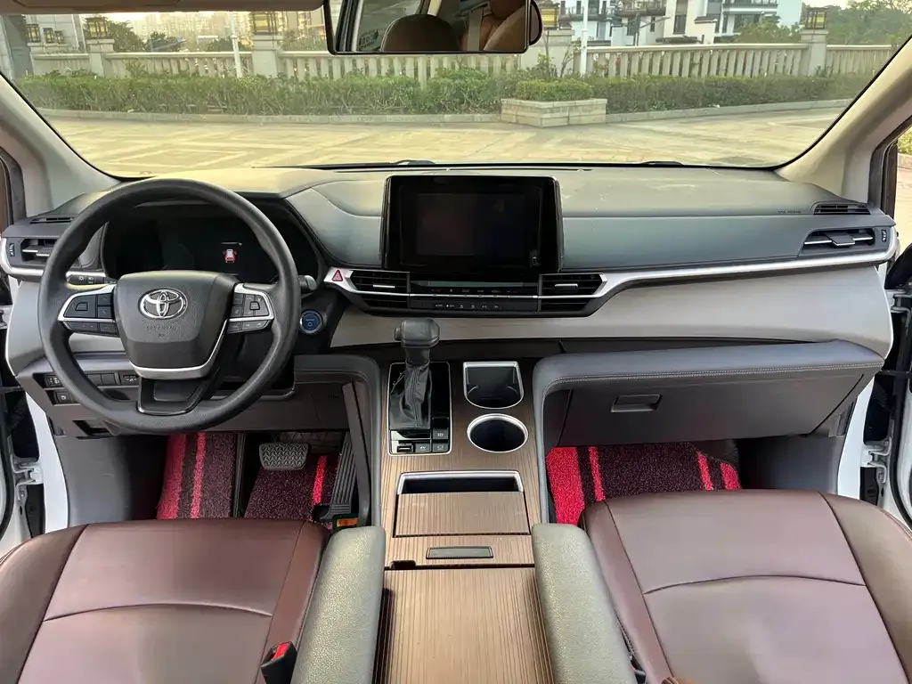 Toyota Sienna — фото 8
