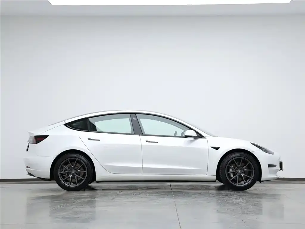 Tesla Model 3 — фото 4