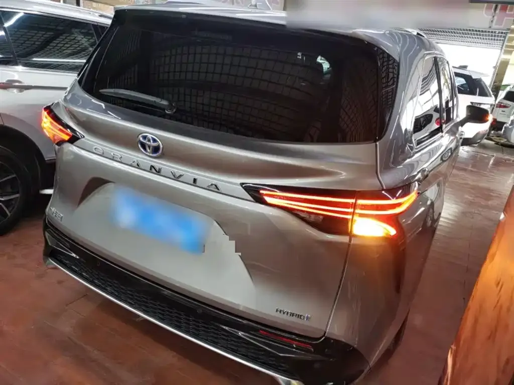 Toyota Granvia — фото 8