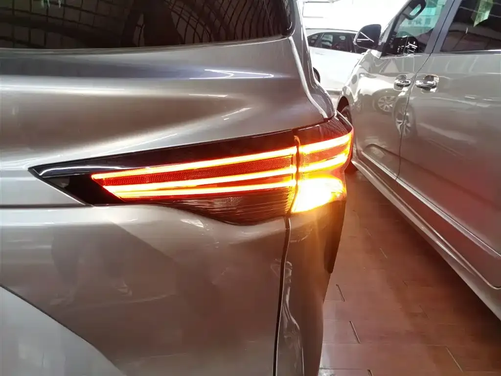 Toyota Granvia — фото 7