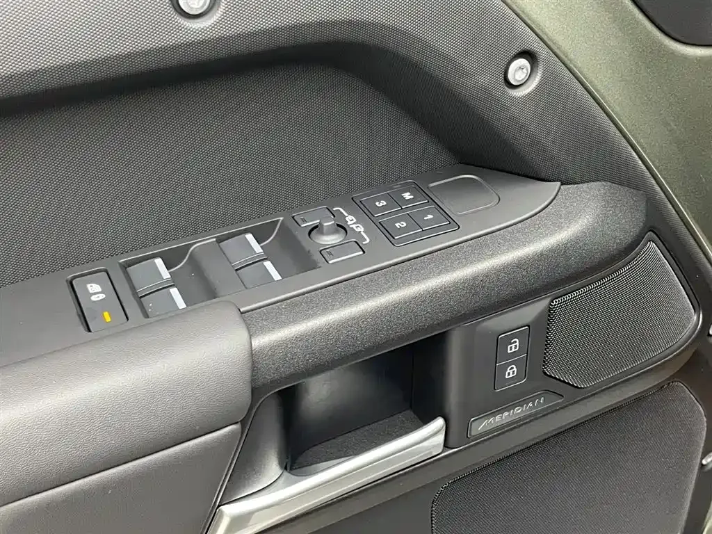 Land Rover Defender — фото 10