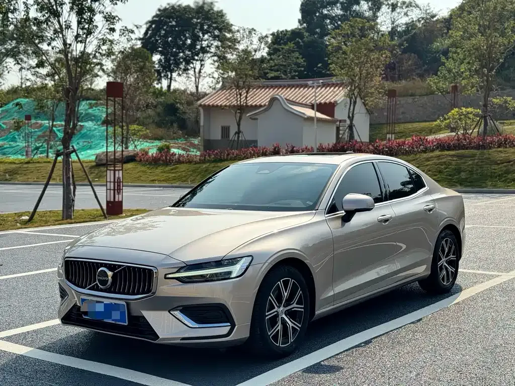 Volvo S60 — фото 1