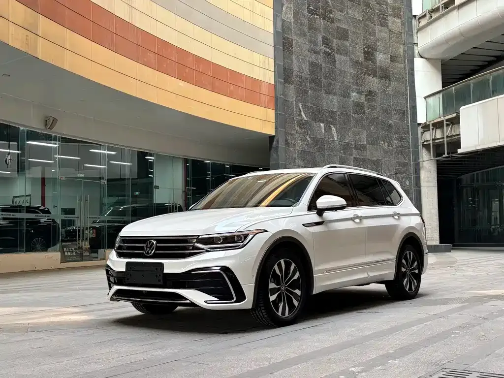 Volkswagen Tiguan L — фото 1