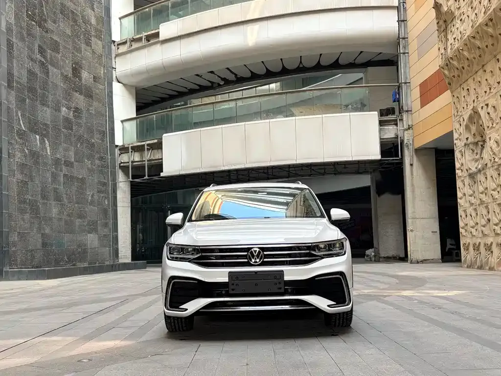 Volkswagen Tiguan L — фото 2