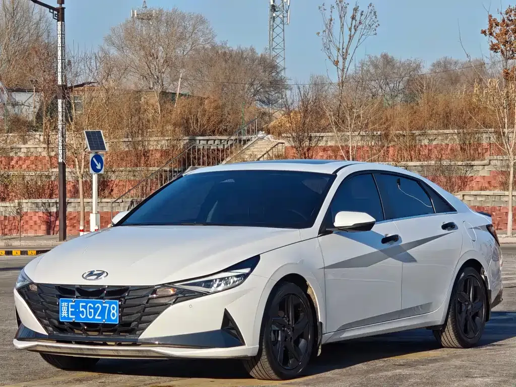 Hyundai Elantra — фото 1