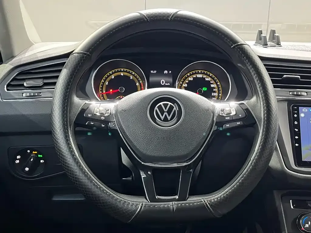 Volkswagen Tiguan L — фото 10