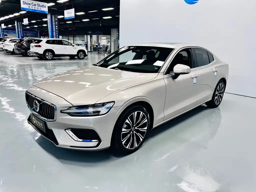 Volvo S60 — фото 1
