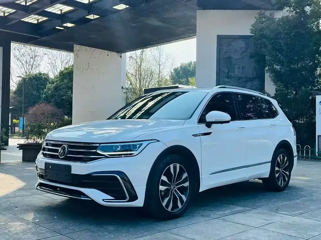 Volkswagen Tiguan L — фото 1