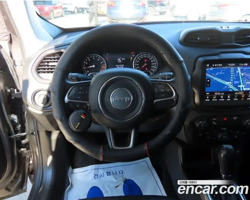 Jeep Renegade — фото 10