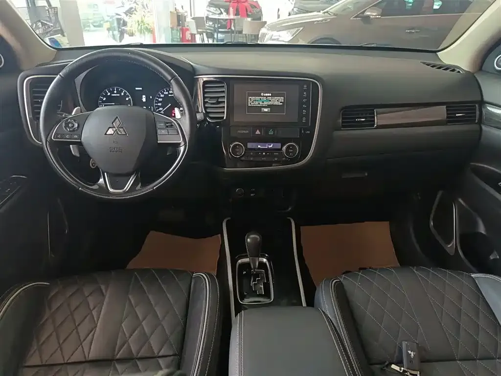 Mitsubishi Outlander — фото 10