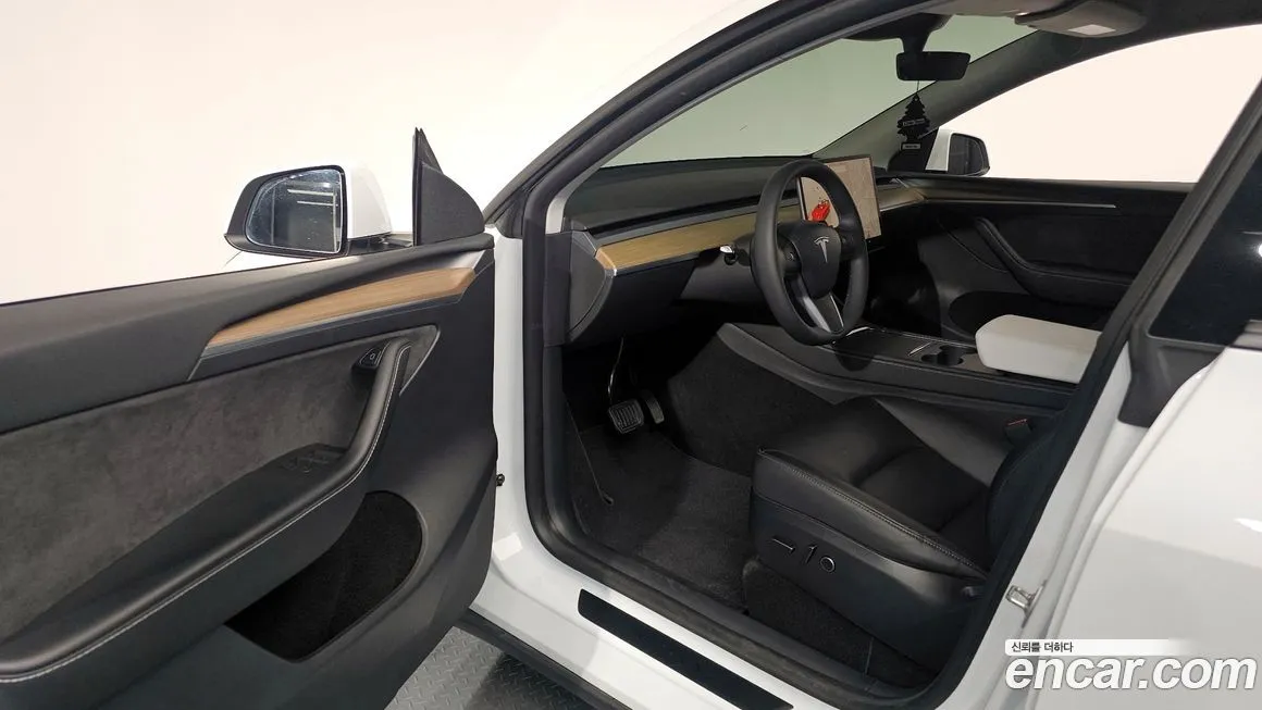 Tesla Model Y — фото 10