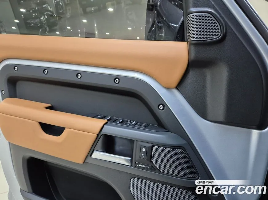 Land Rover Defender — фото 10
