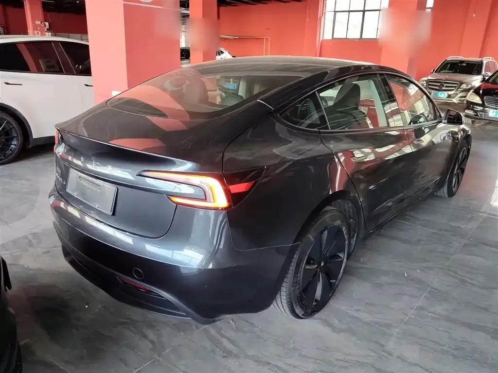 Tesla Model 3 — фото 9