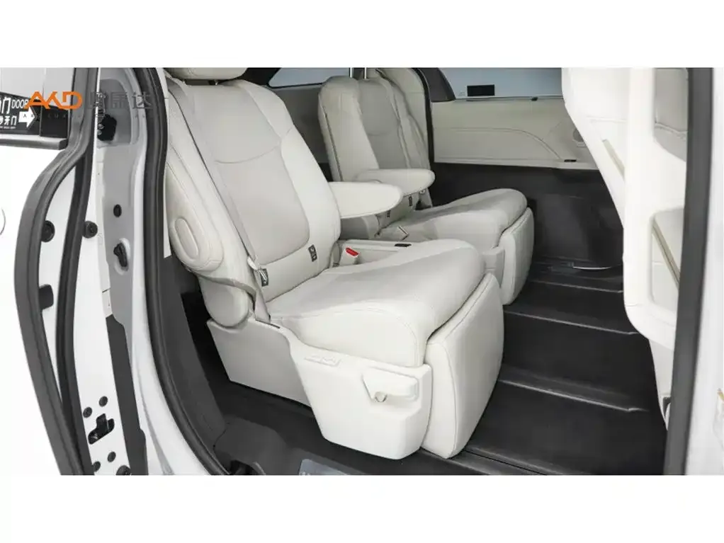 Toyota Sienna — фото 9