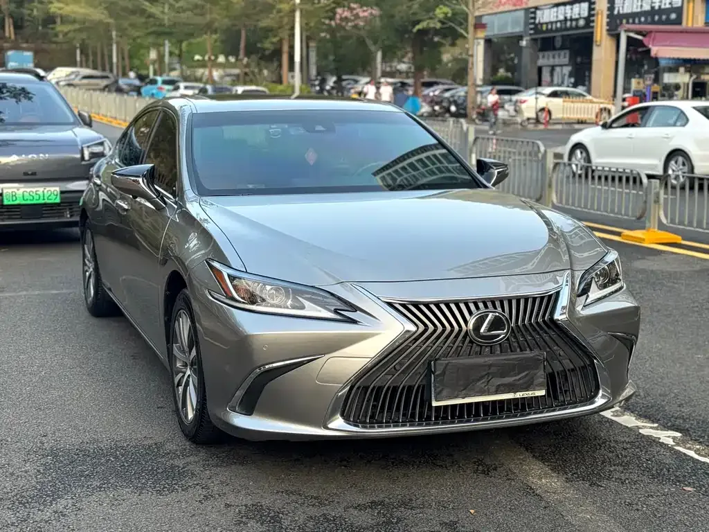 Lexus ES — фото 1