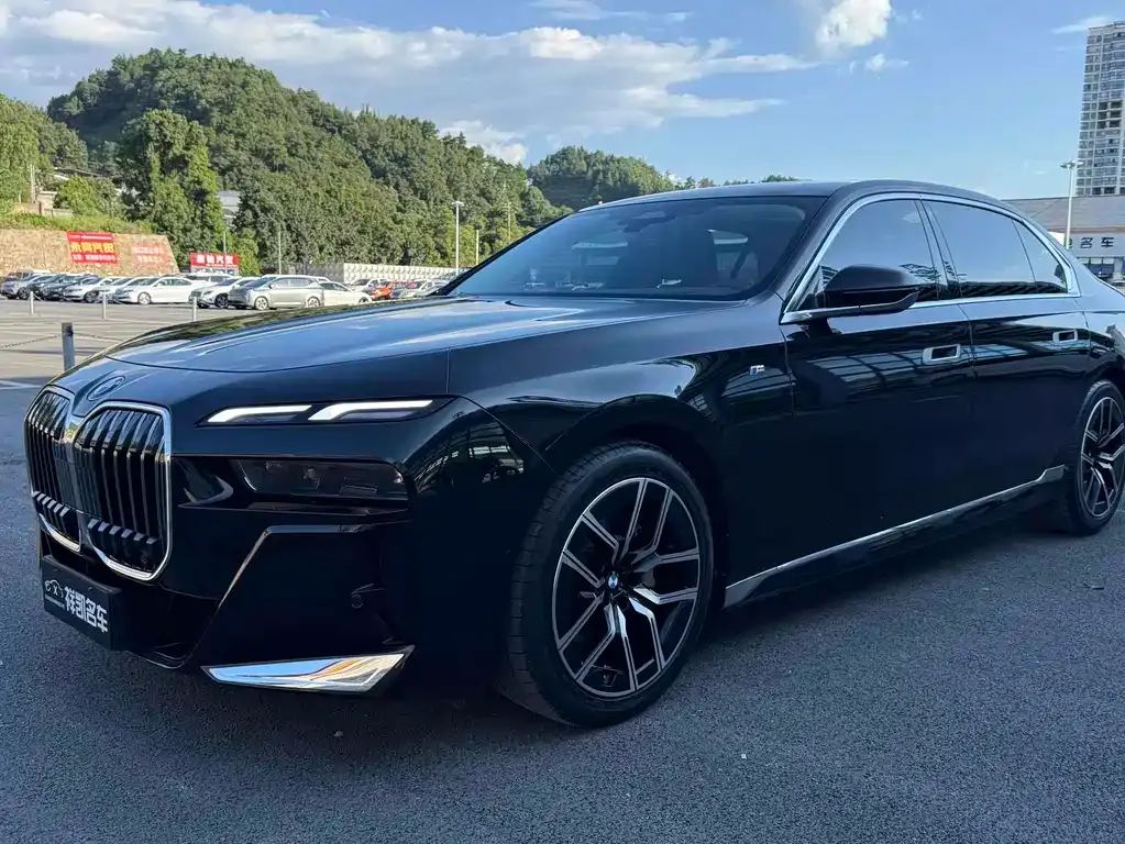 BMW 7 Series — фото 1