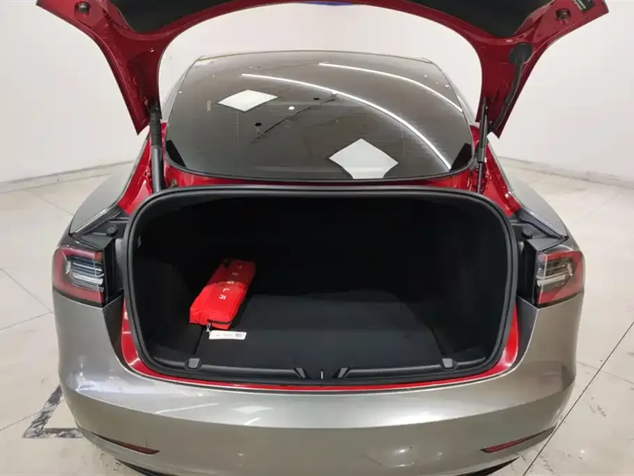 Tesla Model 3 — фото 8