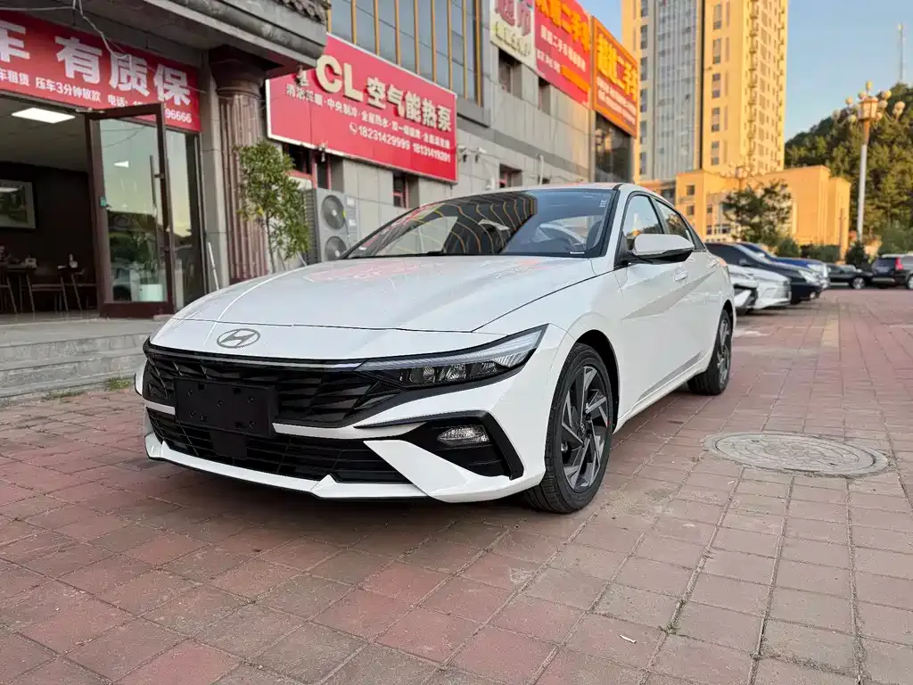 Hyundai Elantra — фото 1