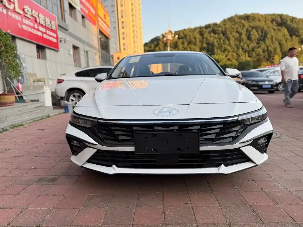 Hyundai Elantra — фото 2