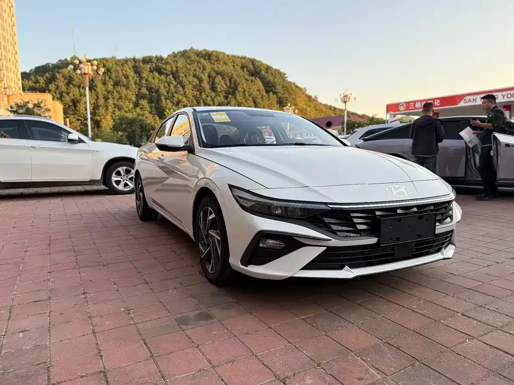 Hyundai Elantra — фото 3
