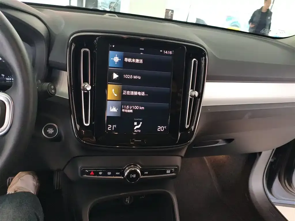 Volvo XC40 — фото 9