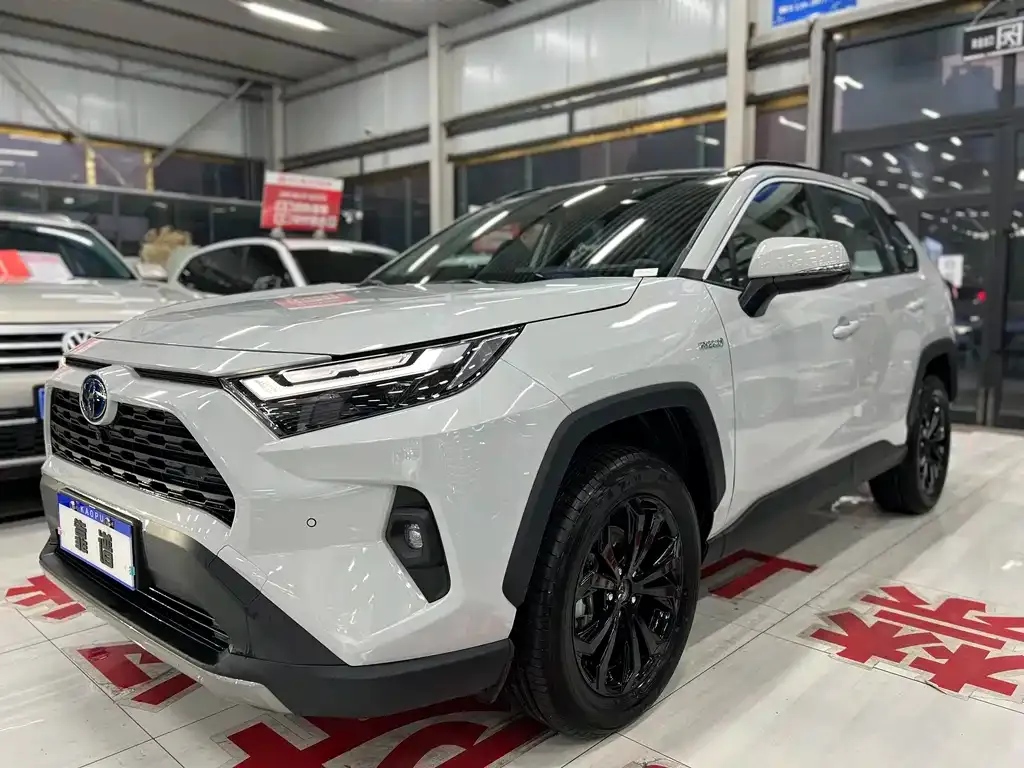 Toyota RAV4 — фото 1