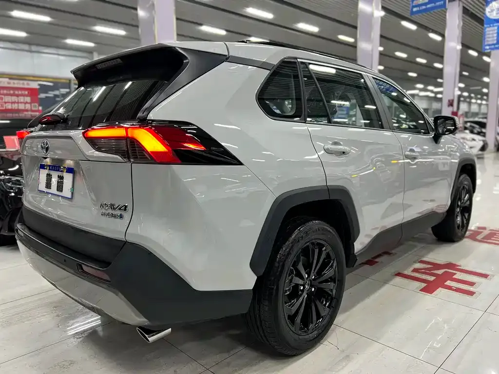 Toyota RAV4 — фото 10