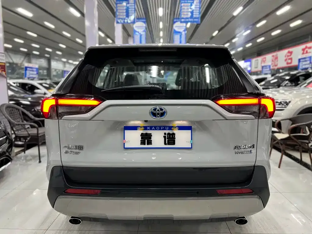 Toyota RAV4 — фото 8