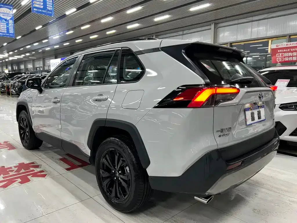 Toyota RAV4 — фото 9