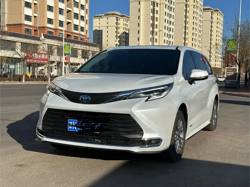Toyota Sienna — фото 1