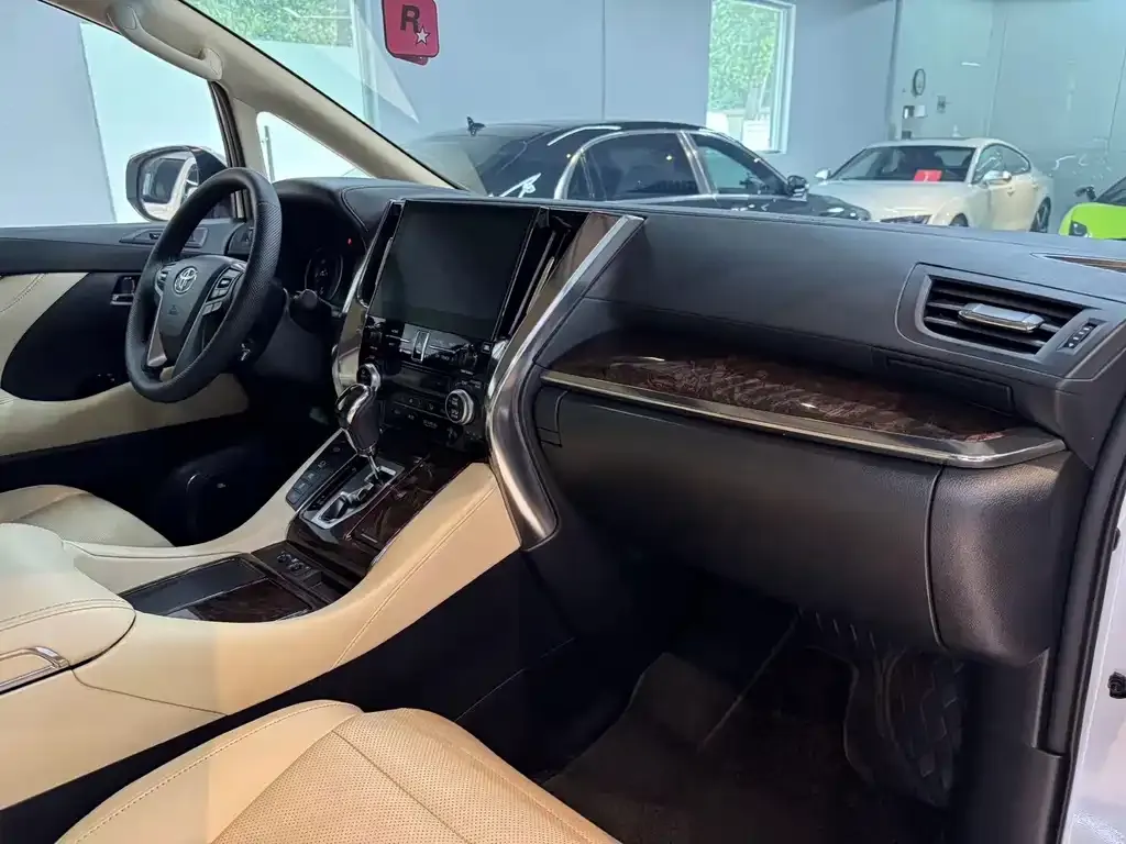 Toyota Alphard — фото 8